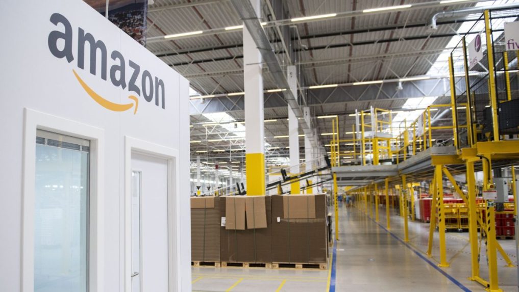 Na snímke priestory logistického centra spoločnosti Amazon.