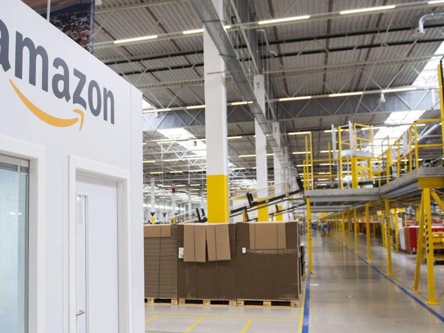 Na snímke priestory logistického centra spoločnosti Amazon.