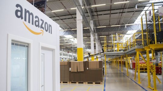 Na snímke priestory logistického centra spoločnosti Amazon.