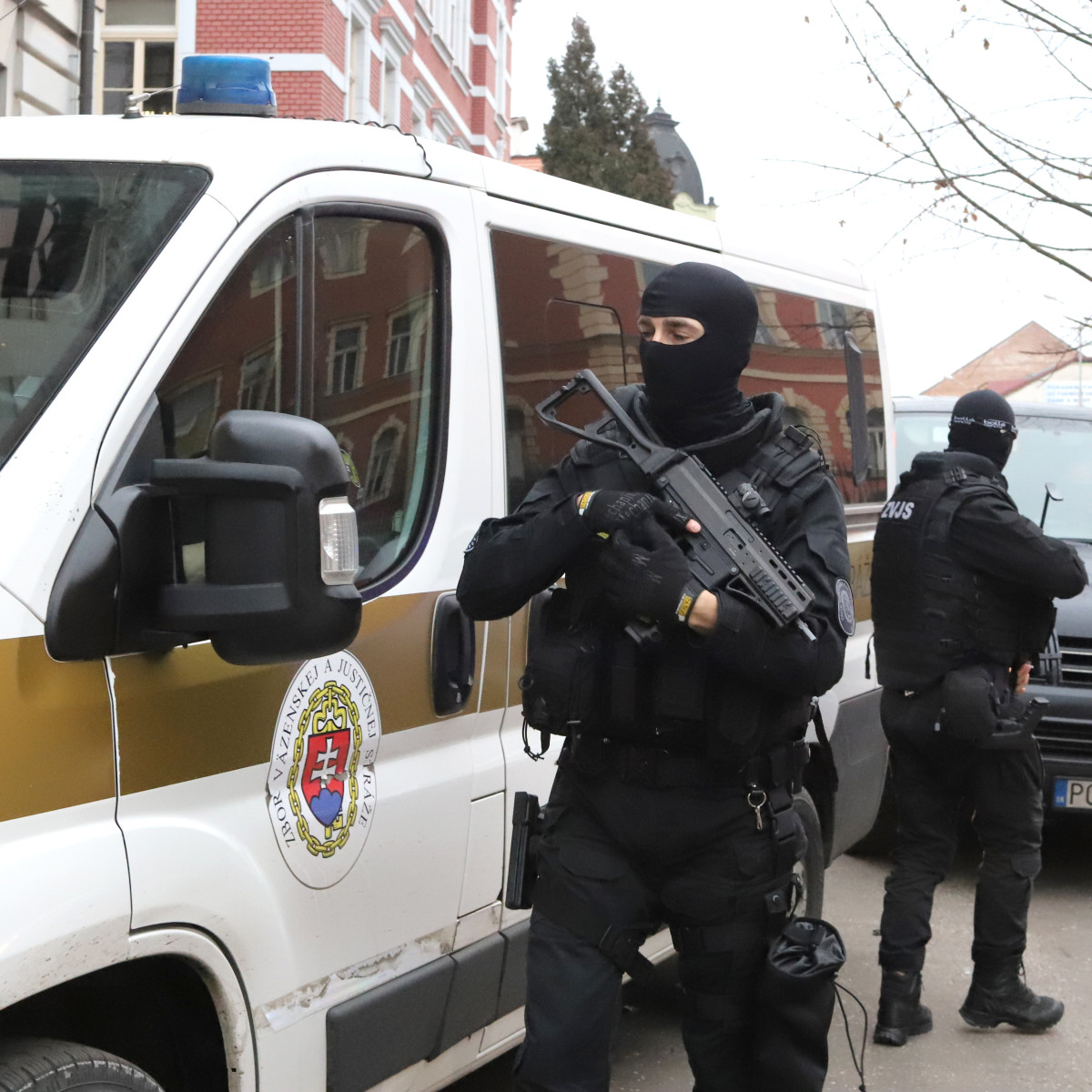 Na snímke policajná eskorta pred Špecializovaným trestným súdom.