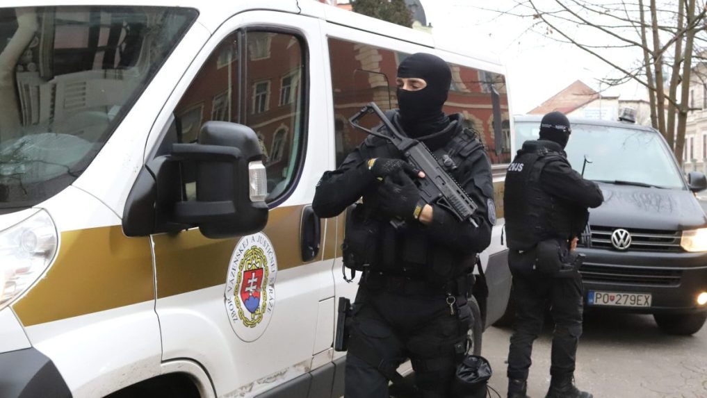 Na snímke policajná eskorta pred Špecializovaným trestným súdom.
