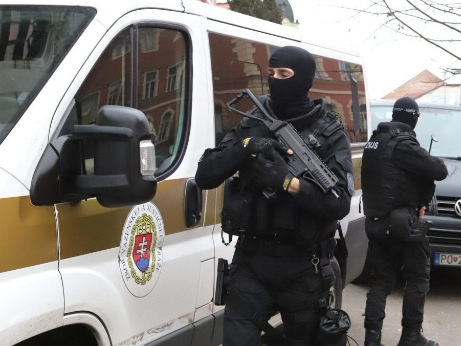 Na snímke policajná eskorta pred Špecializovaným trestným súdom.