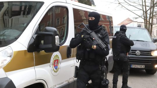 Na snímke policajná eskorta pred Špecializovaným trestným súdom.