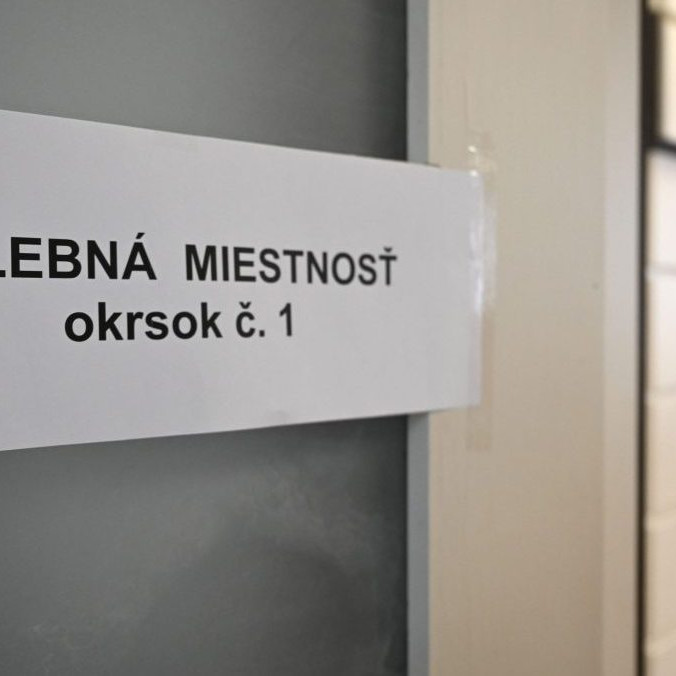 Na ilustračnej snímke vstup do volebnej miestnosti.