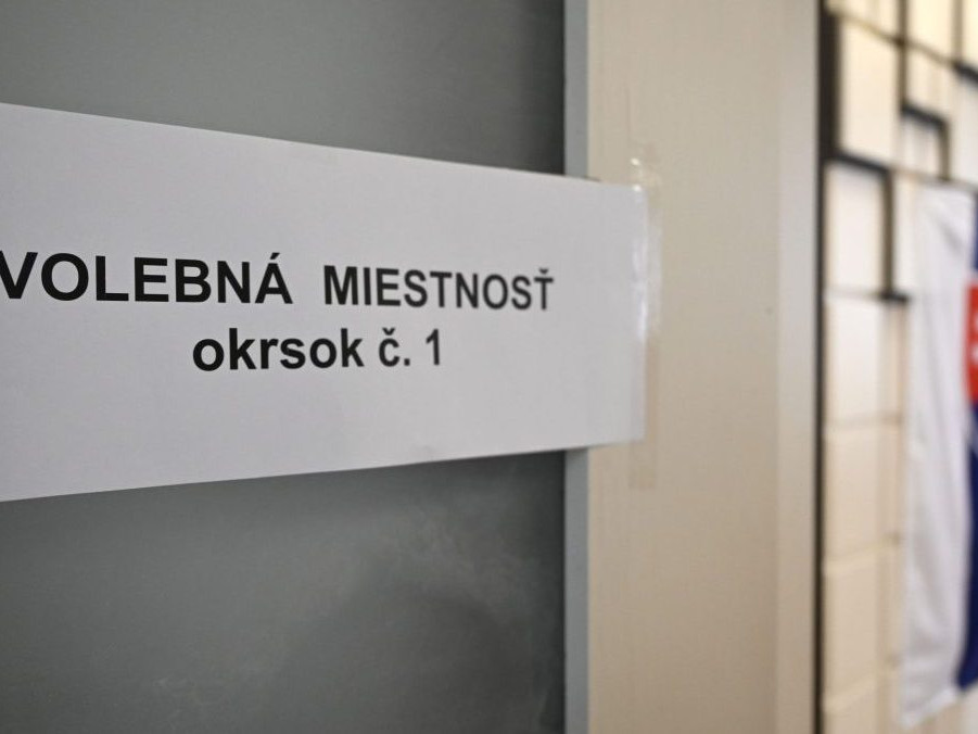 Na ilustračnej snímke vstup do volebnej miestnosti.