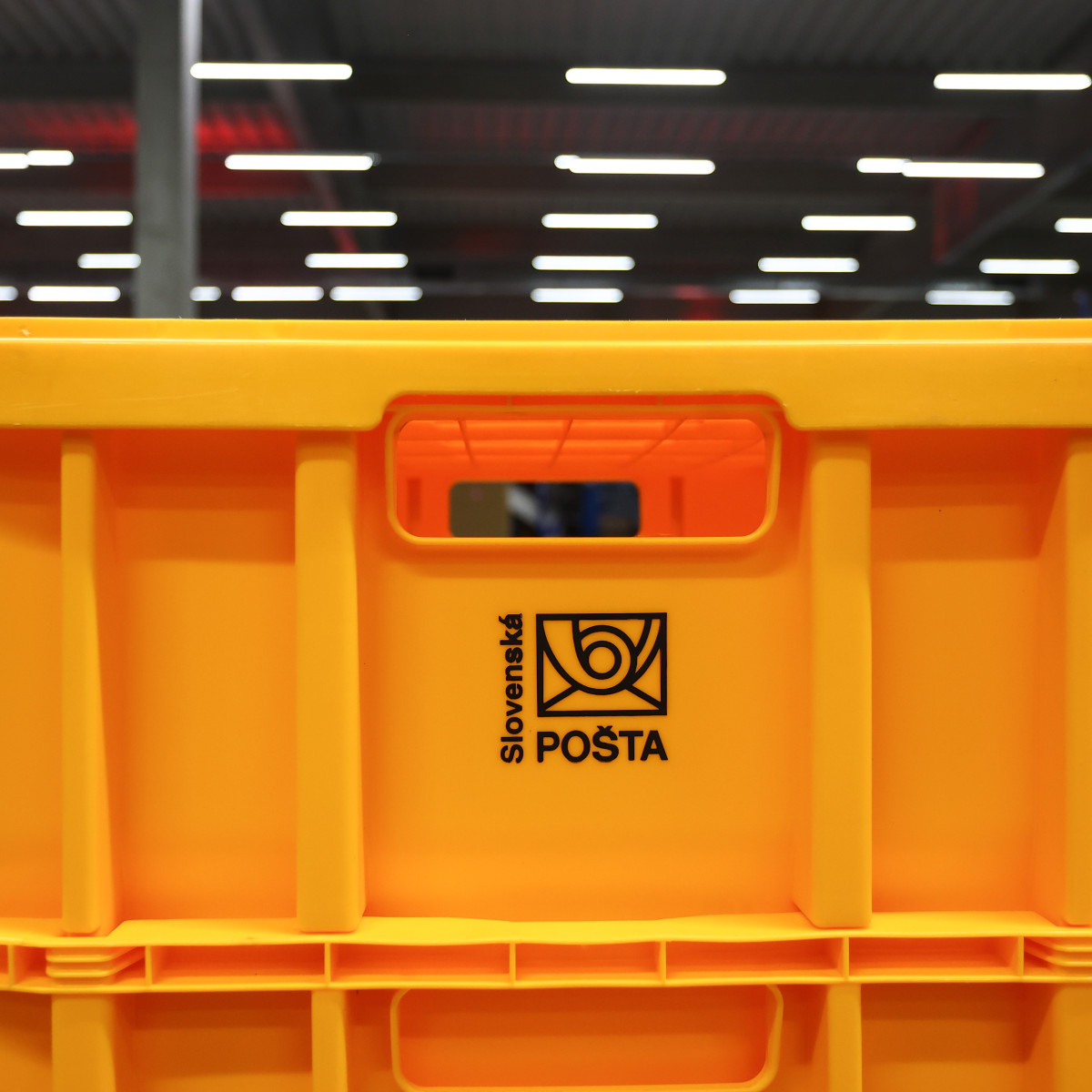 Box s logom Slovenskej pošty.