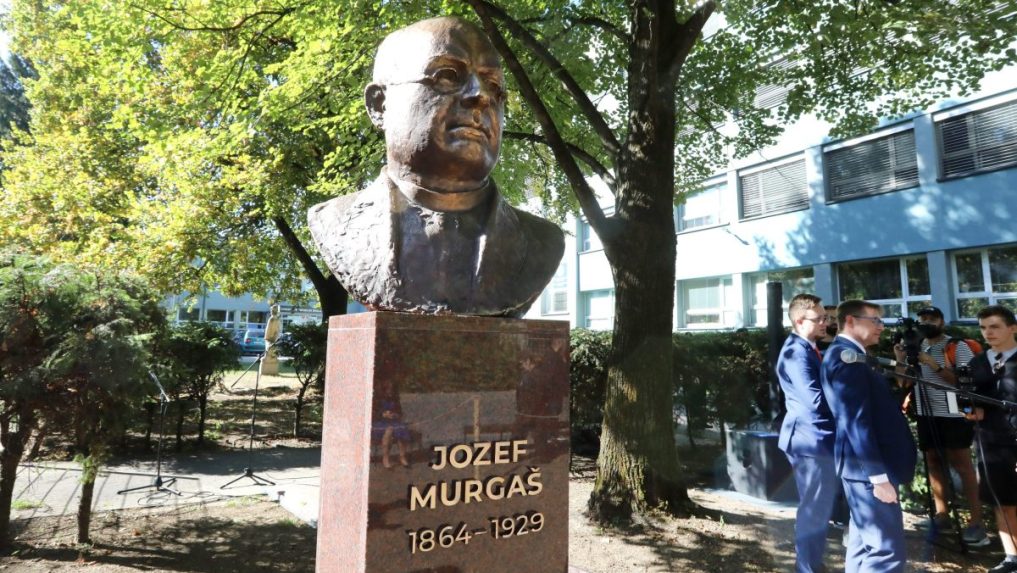 Pam&auml;tn&iacute;k odhalili pred Strednou priemyselnou &scaron;kolu Jozefa Murga&scaron;a v Banskej Bystrici.