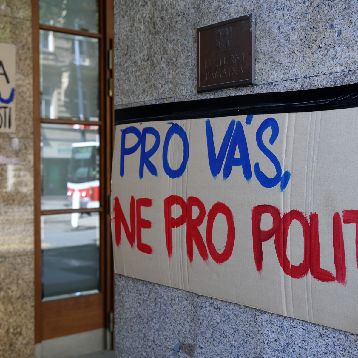 Transparenty pred vstupom do hlavnej budovy Českého rozhlasu.