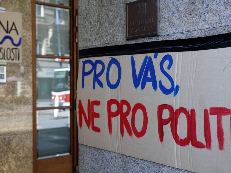 Transparenty pred vstupom do hlavnej budovy Českého rozhlasu.