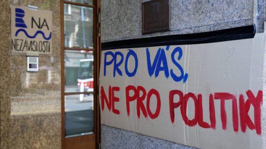 Transparenty pred vstupom do hlavnej budovy Českého rozhlasu.