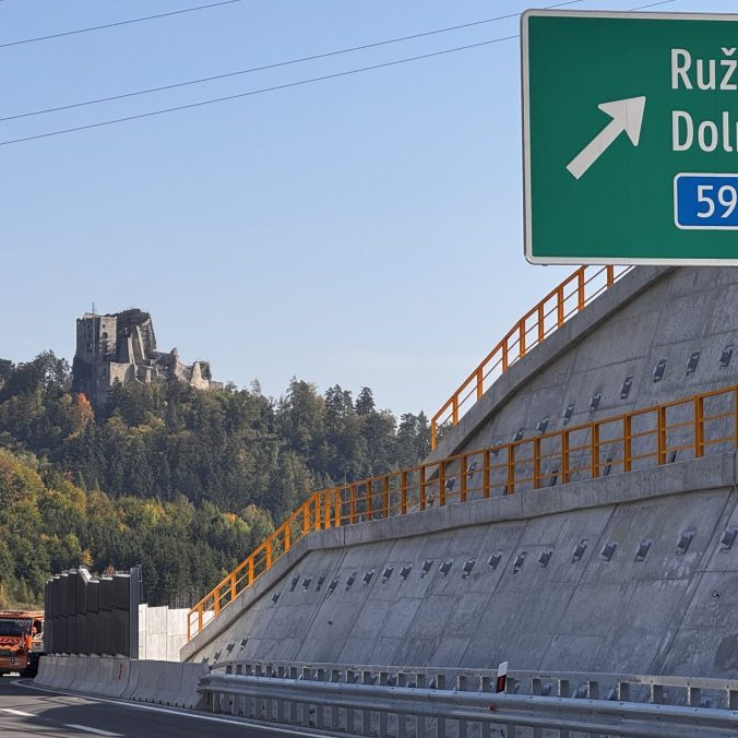 Na snímke nový úsek diaľnice D1 Hubová - Ivachnová.