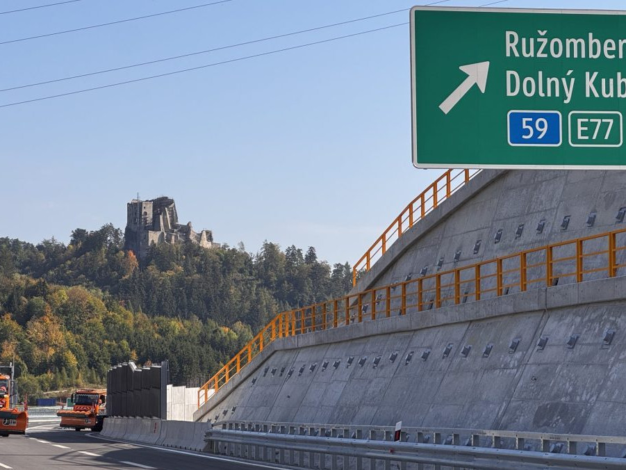Na snímke nový úsek diaľnice D1 Hubová - Ivachnová.
