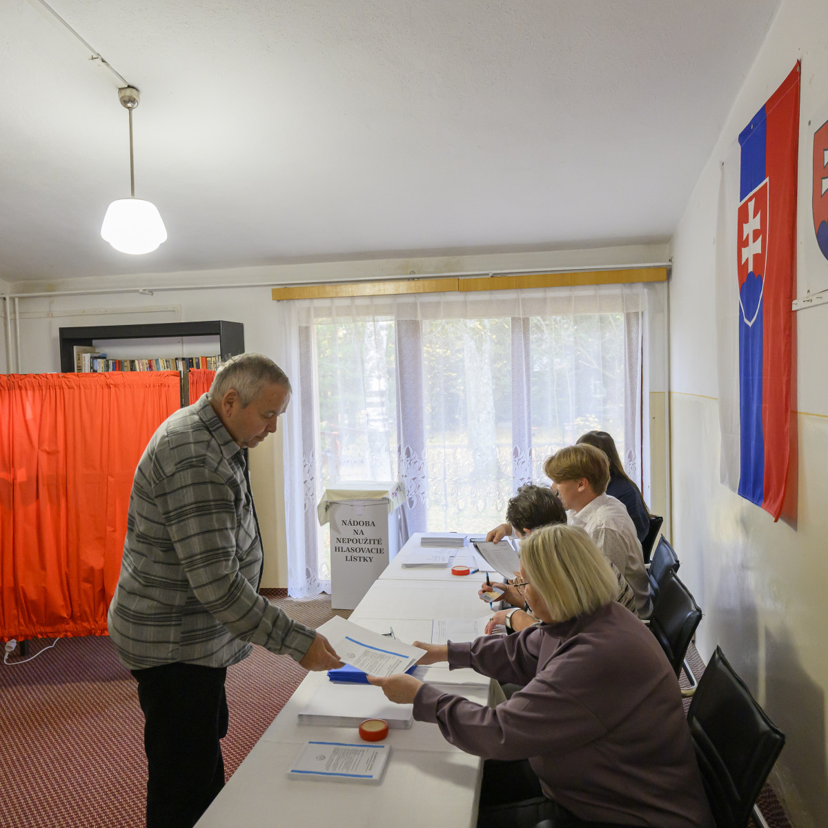 Volič v priestoroch denného centra v Tatranskej Kotline.