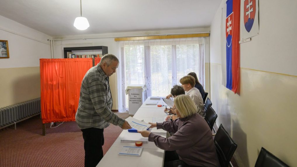 Volič v priestoroch denného centra v Tatranskej Kotline.