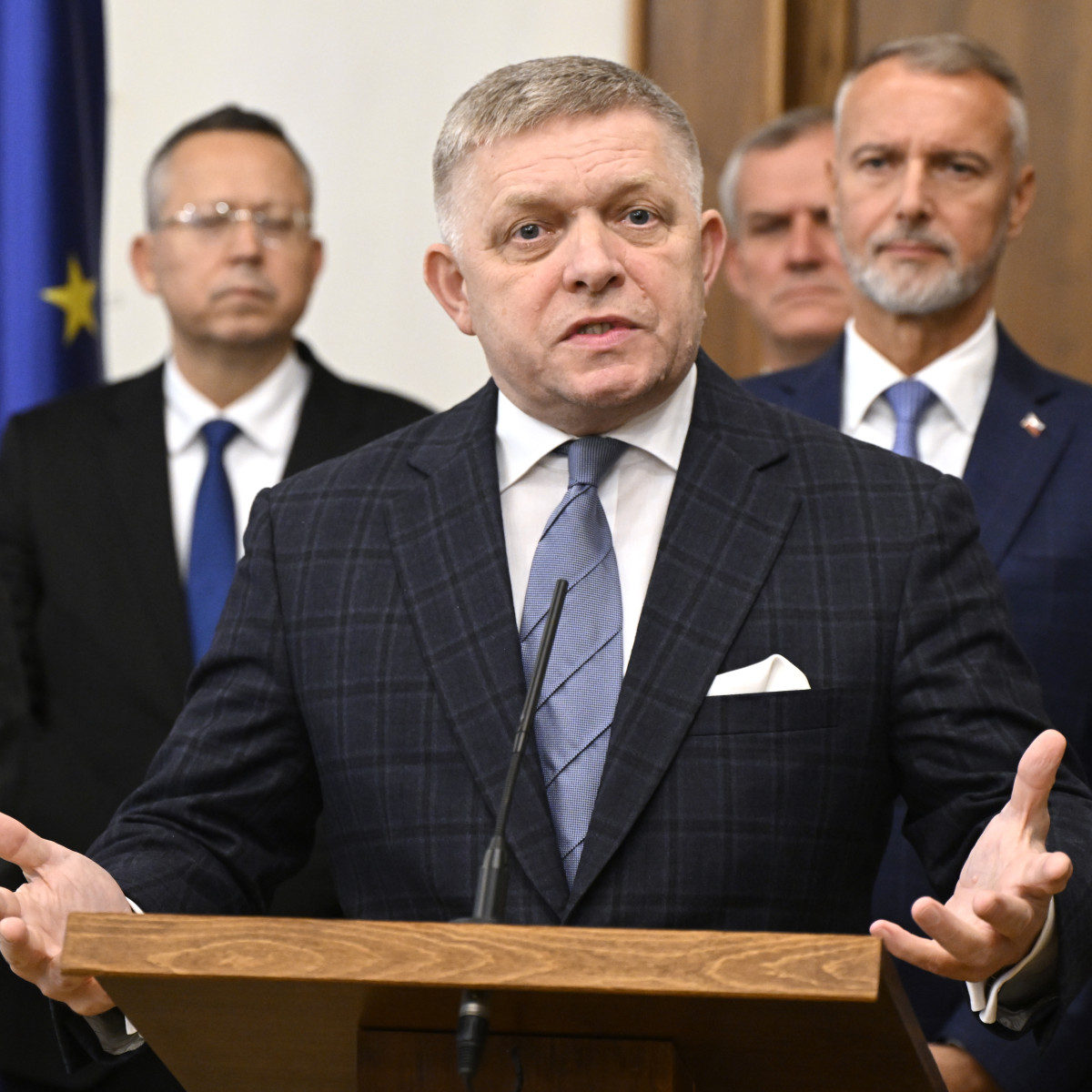 Premiér Robert Fico (Smer-SD).