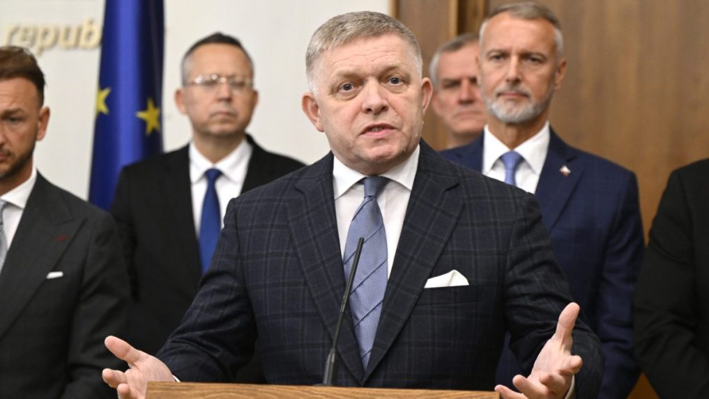 Premiér Robert Fico (Smer-SD).