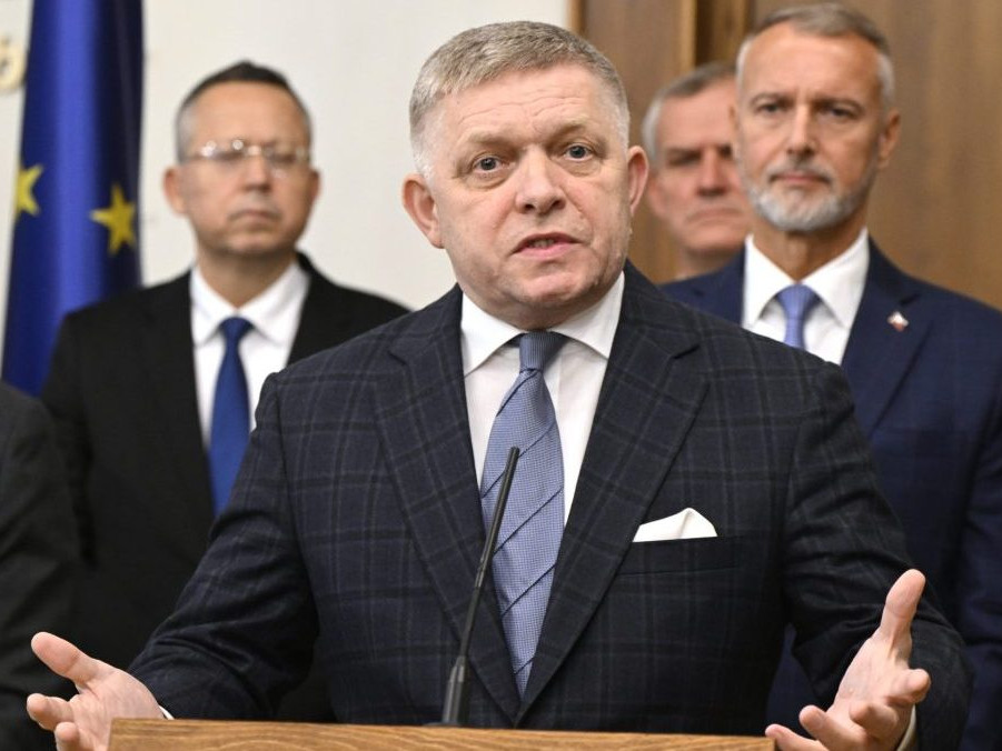 Premiér Robert Fico (Smer-SD).