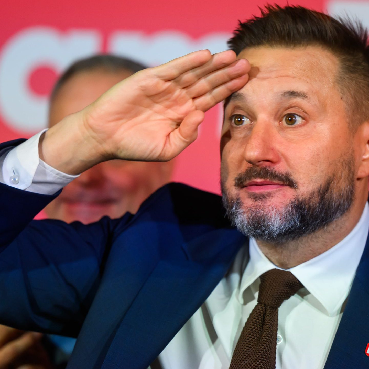 Matúš Vallo reaguje na predbežné výsledky volieb vo volebnej centrále.