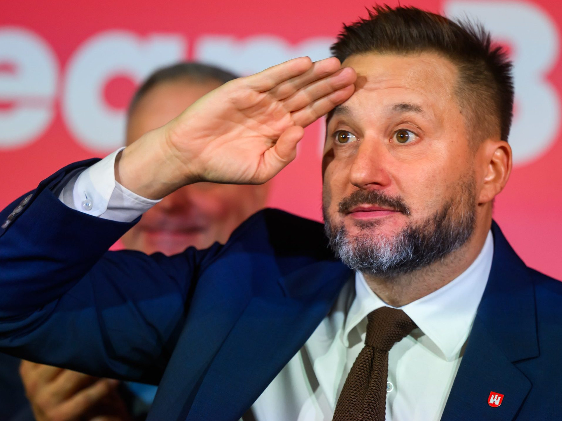 Matúš Vallo reaguje na predbežné výsledky volieb vo volebnej centrále.