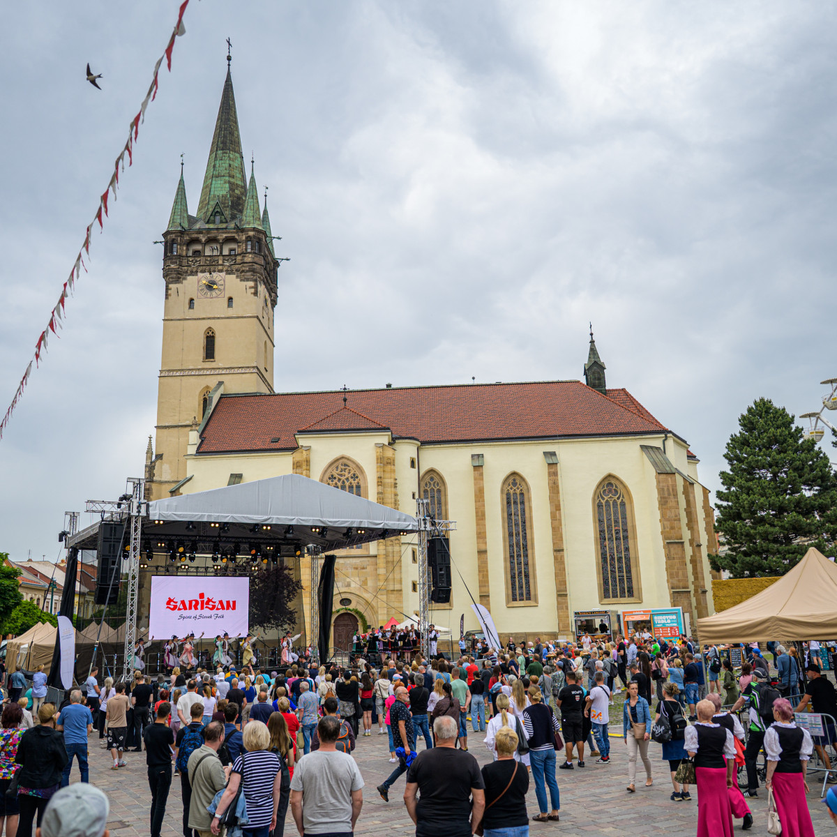 Na snímke ľudia sledujú vystúpenie folklórneho súboru Šarišan počas podujatia Dni mesta Prešov a Trojičný jarmok v Prešove.