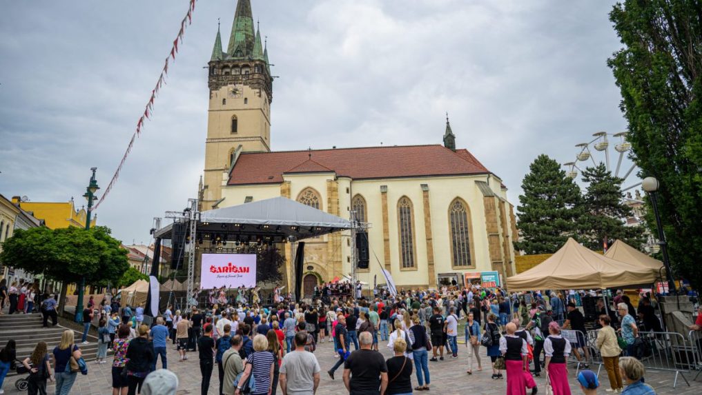 Na snímke ľudia sledujú vystúpenie folklórneho súboru Šarišan počas podujatia Dni mesta Prešov a Trojičný jarmok v Prešove.
