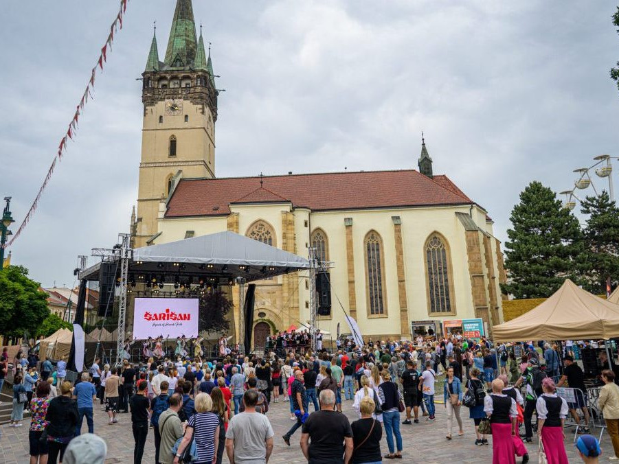 Na snímke ľudia sledujú vystúpenie folklórneho súboru Šarišan počas podujatia Dni mesta Prešov a Trojičný jarmok v Prešove.