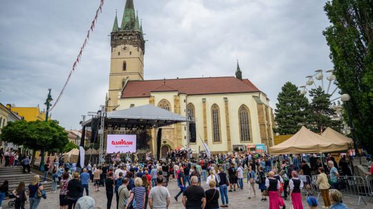Na snímke ľudia sledujú vystúpenie folklórneho súboru Šarišan počas podujatia Dni mesta Prešov a Trojičný jarmok v Prešove.
