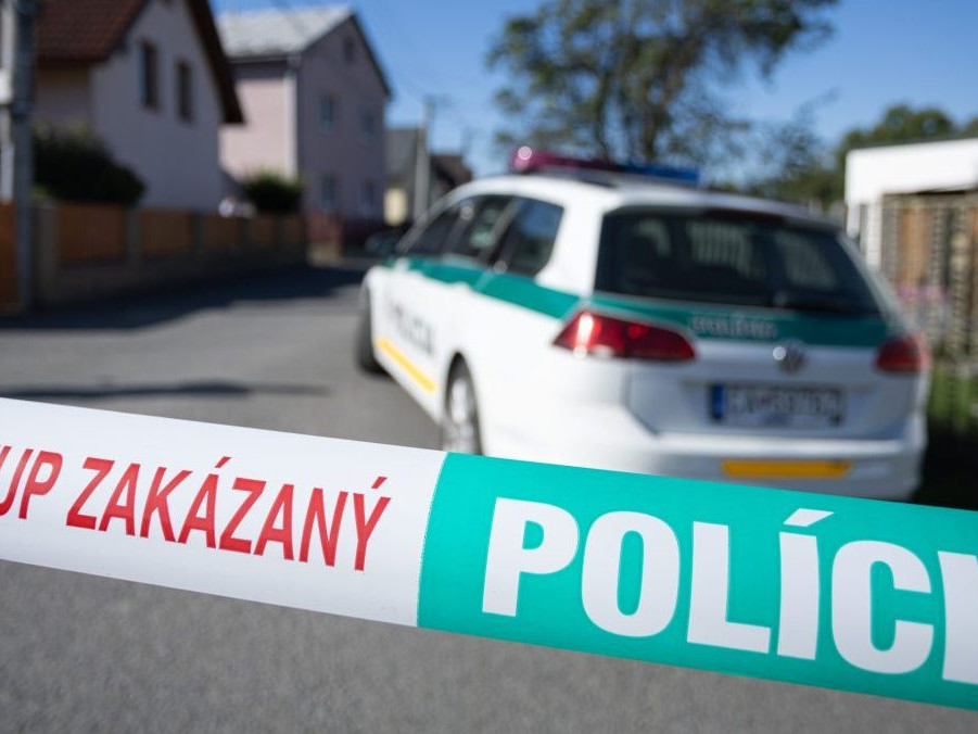 Na snímke polícia v Staškove.