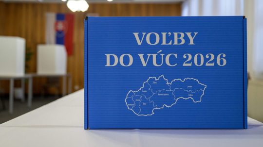 Na snímke volebná schránka pre voľby do VÚC.