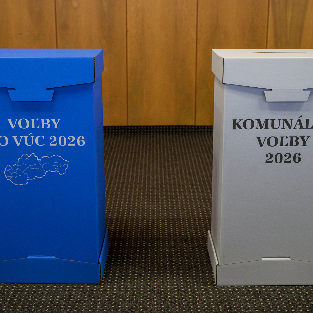 Volebné urny pripravené na spojené komunálne a župné voľby.