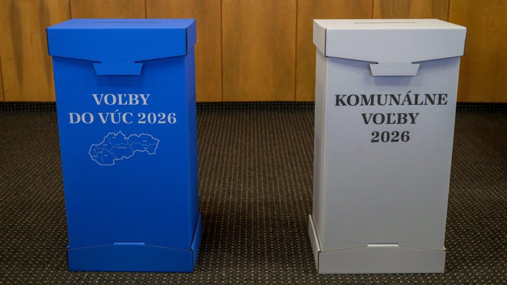 Volebné urny pripravené na spojené komunálne a župné voľby.