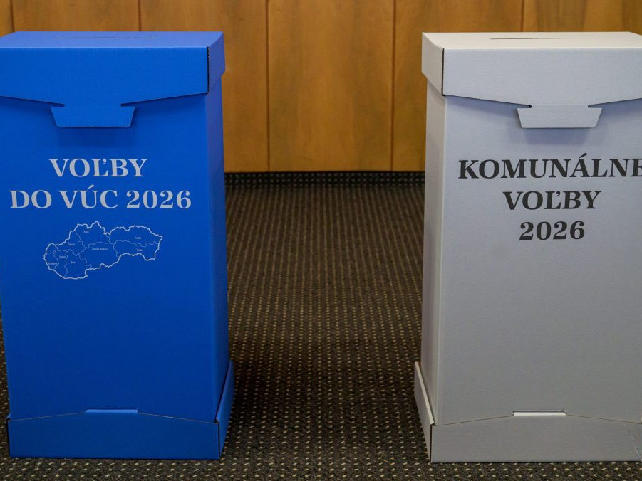 Volebné urny pripravené na spojené komunálne a župné voľby.