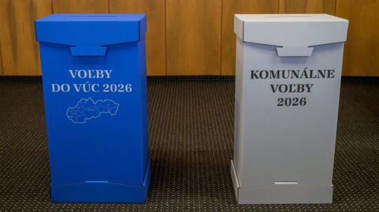 Volebné urny pripravené na spojené komunálne a župné voľby.