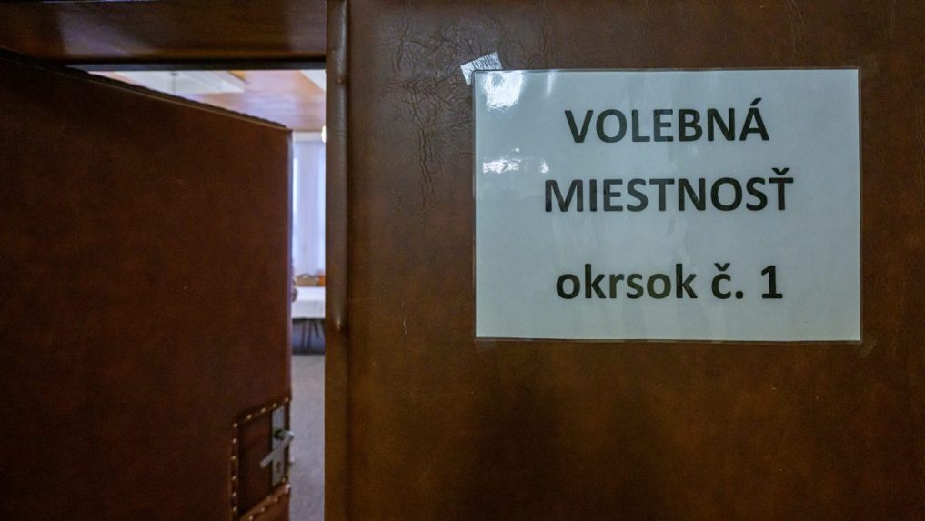 Volebná miestnosť počas spojených volieb 2026 v Kokošovciach.