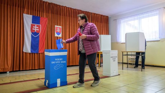Na snímke volička vhadzuje obálku s hlasovacími lístkami do volebnej schránky pre voľby do VÚC vo volebnej miestnosti v obci Rokytov.