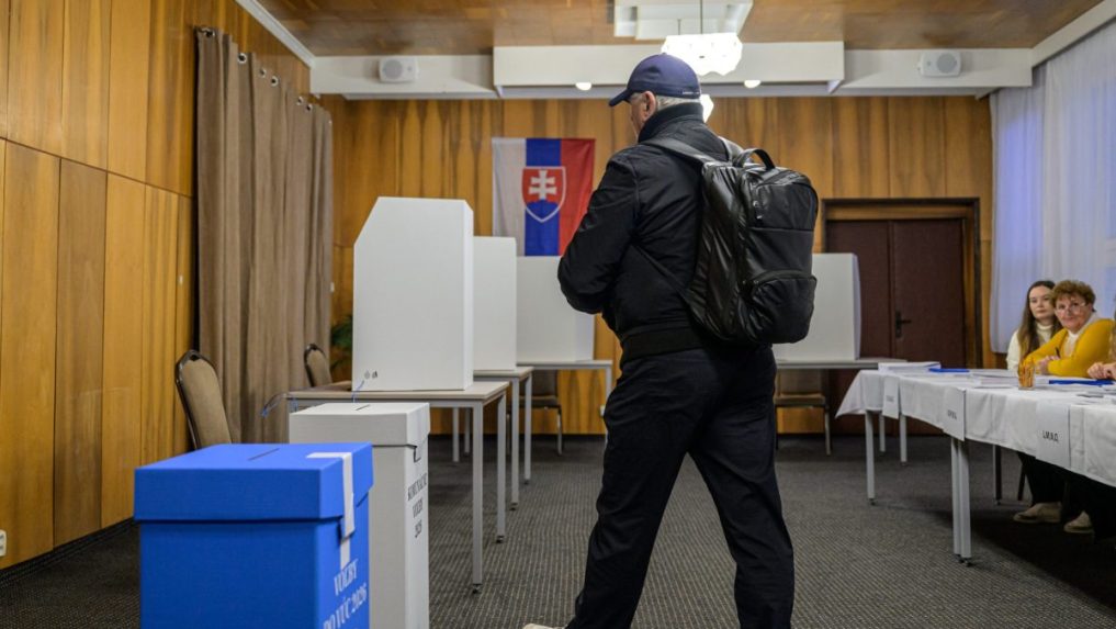 Na snímke volič kráča vo volebnej miestnosti v obci Kokošovce v okrese Prešov.
