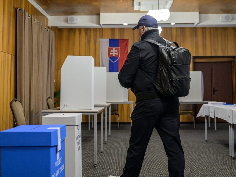 Na snímke volič kráča vo volebnej miestnosti v obci Kokošovce v okrese Prešov.