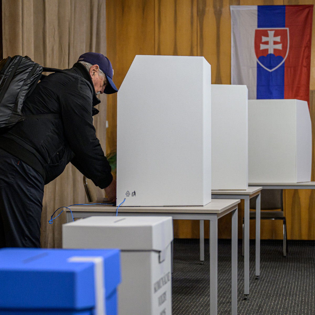 Volič za volebnou plentou v obci Kokošovce v okrese Prešov.