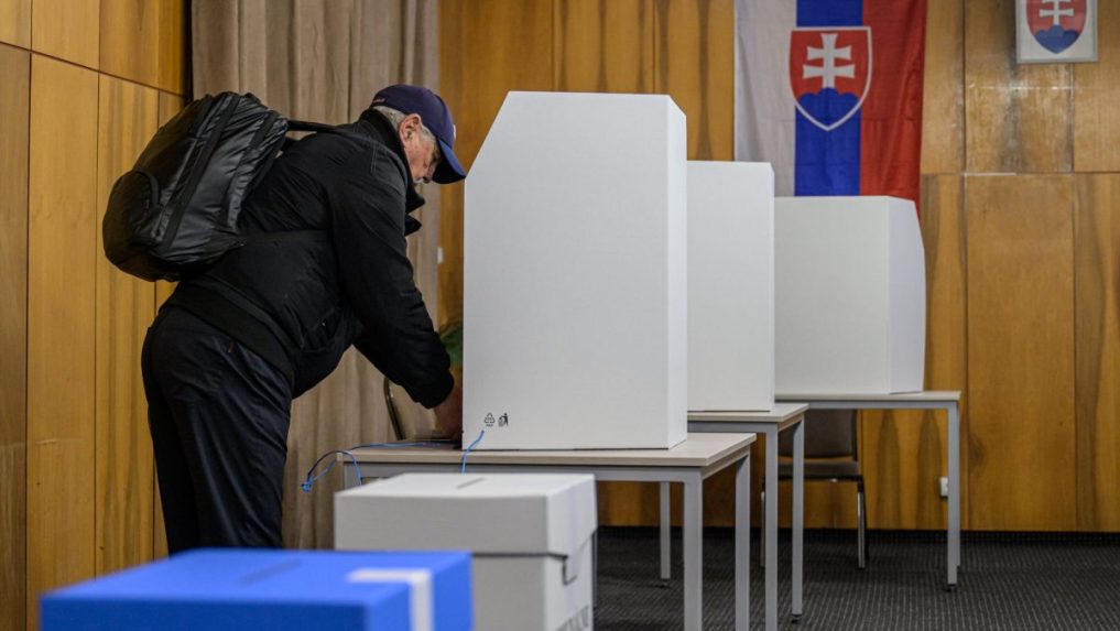 Volič za volebnou plentou v obci Kokošovce v okrese Prešov.