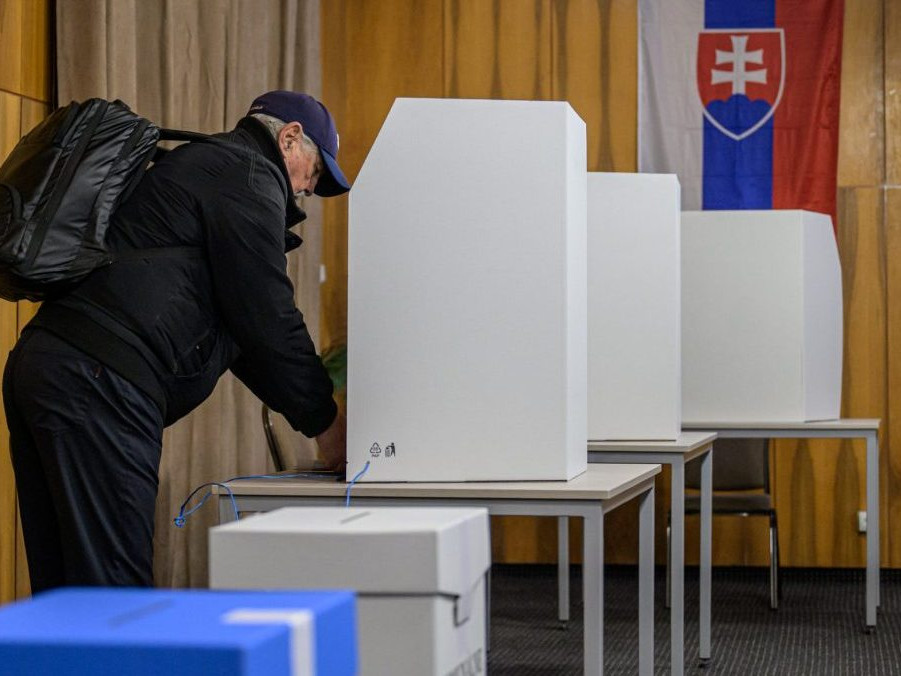 Volič za volebnou plentou v obci Kokošovce v okrese Prešov.