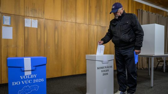Volič vhadzuje obálku s hlasovacími lístkami do volebnej schránky pre komunálne voľby na Obecnom úrade v obci Kokošovce v okrese Prešov