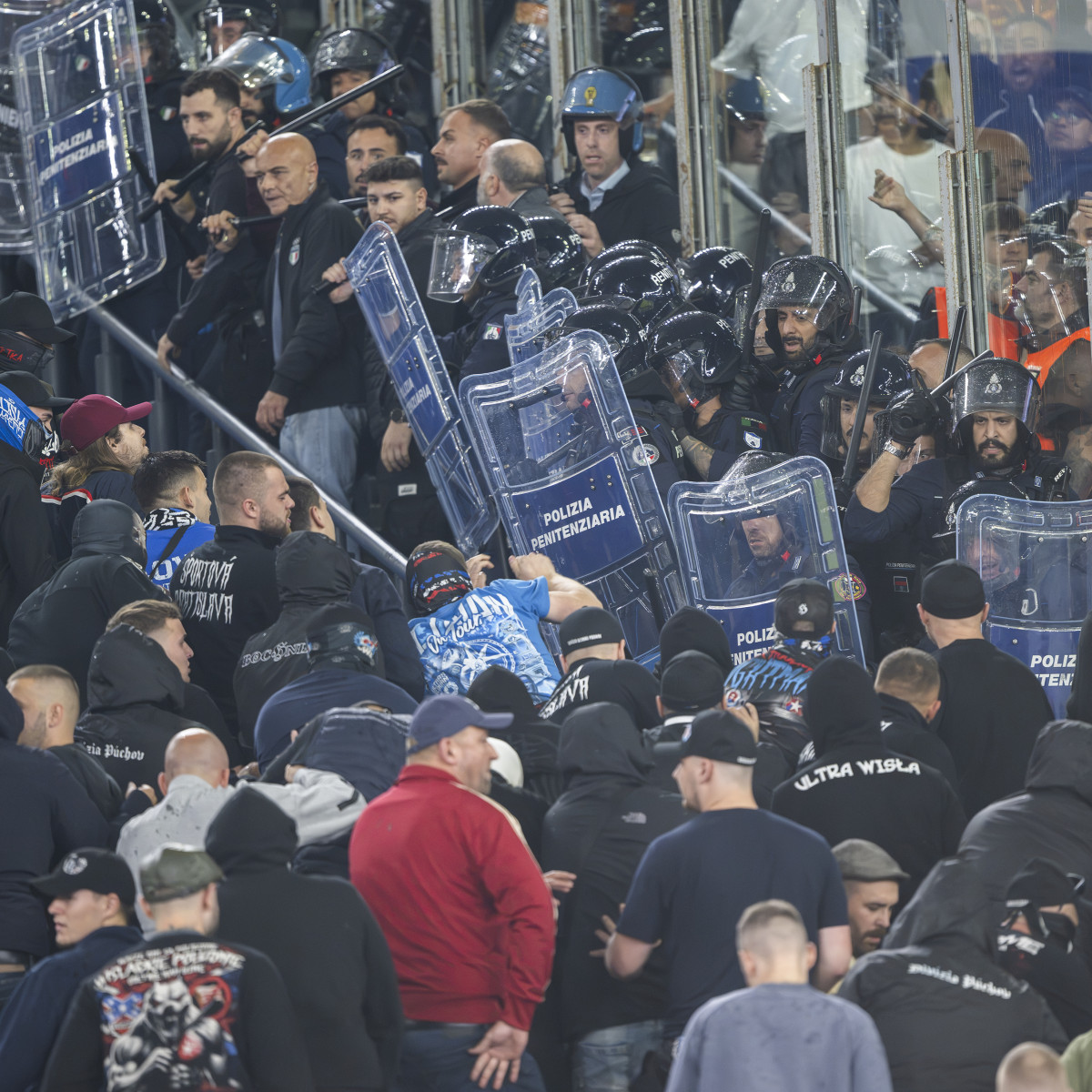 fanúšikov v potýčke s policajtmi