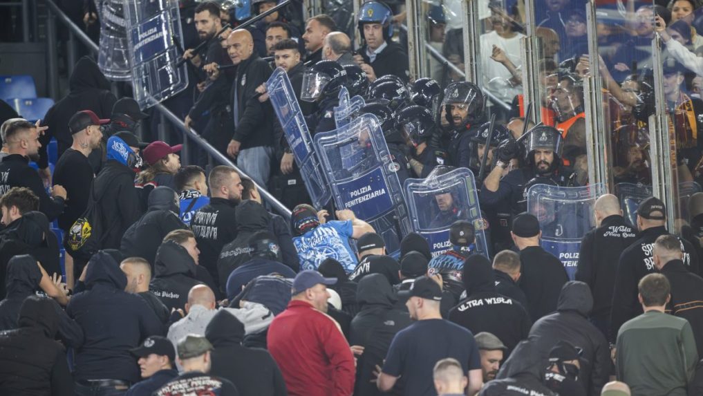 fanúšikov v potýčke s policajtmi