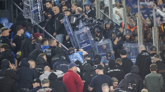 fanúšikov v potýčke s policajtmi