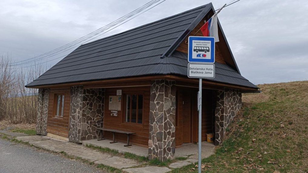 V Detvianskej Hute ľudia volili v budove autobusovej zast&aacute;vky aj počas prezidentsk&yacute;ch volieb.