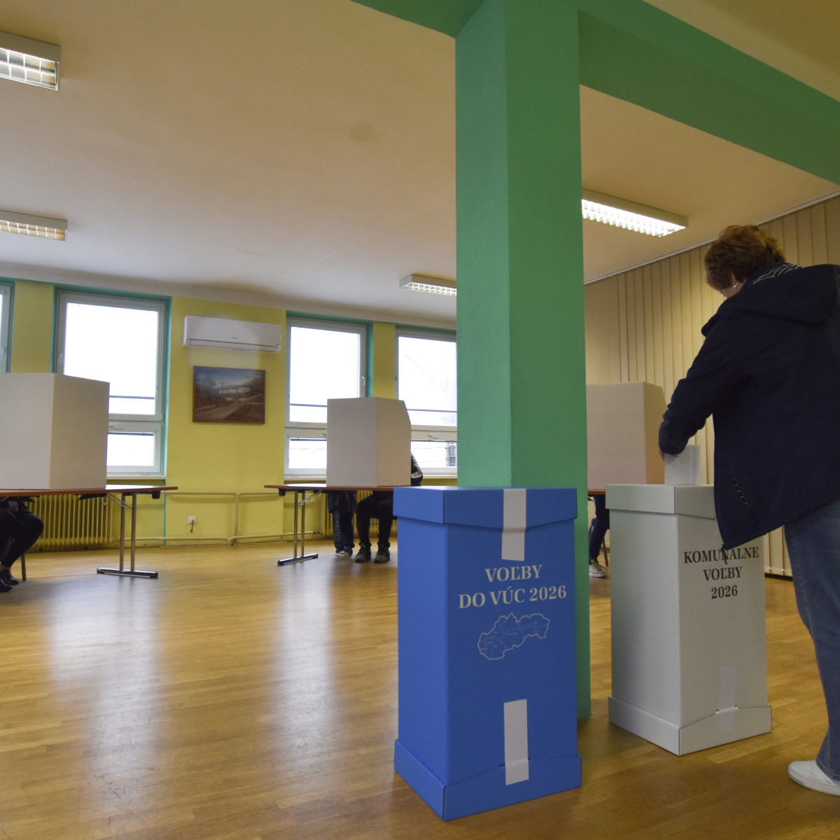 Volička volí v spojených voľbách v obci Trnavá Hora.