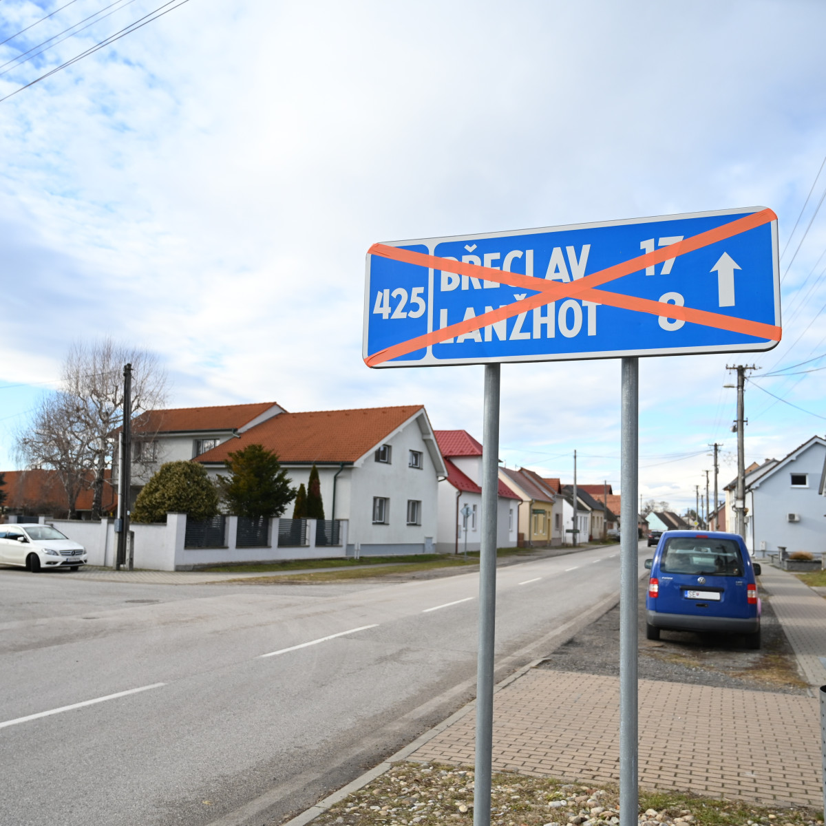 Tabuľa ukazuje zavretú cestu.