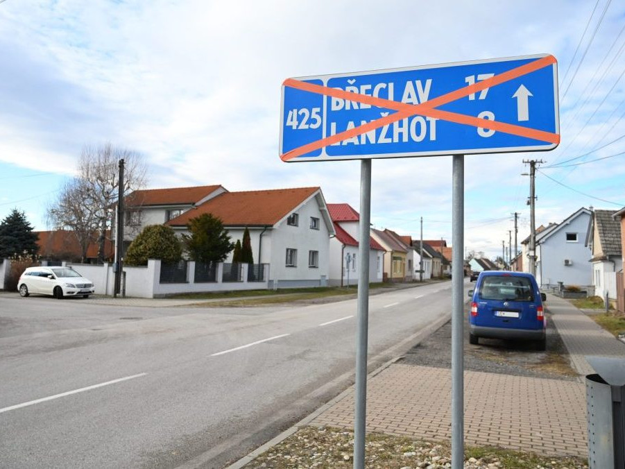 Tabuľa ukazuje zavretú cestu.