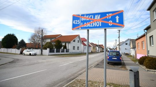 Tabuľa ukazuje zavretú cestu.