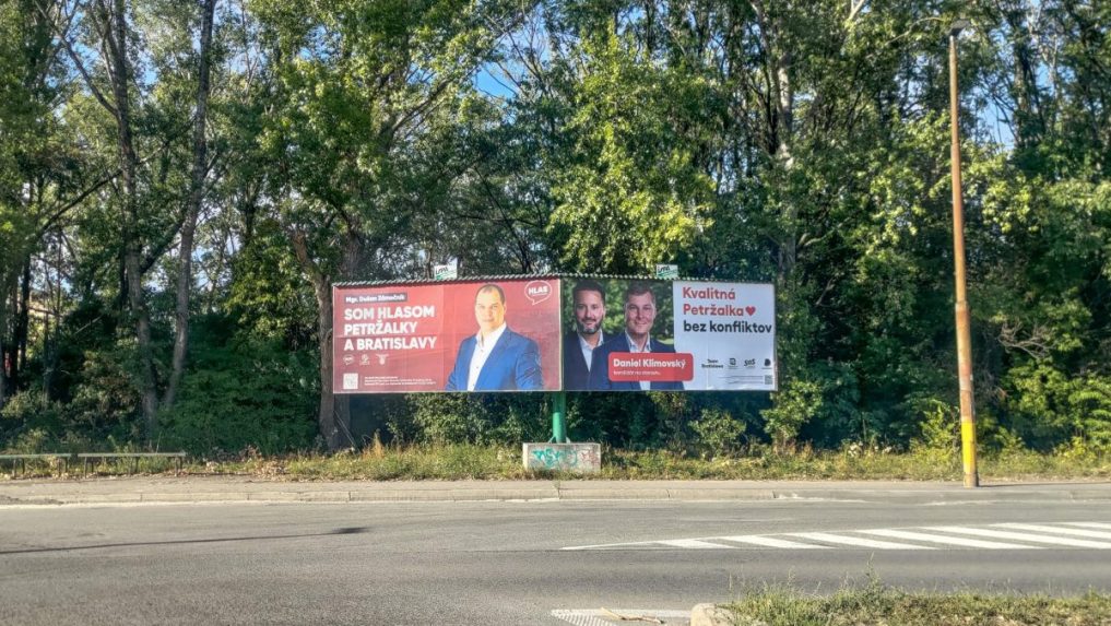 Reklamné pútače kandidátov v spojených voľbách.